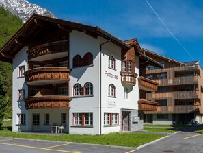 Himmel, Gebäude, Fenster, Pflanze, Wohngebiet, Urban Design, Fassade, Grundeigentum, Baum, Dach