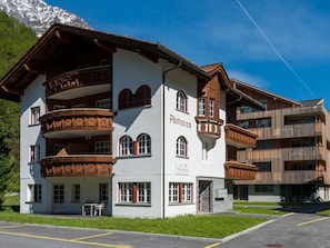 Ciel, Bâtiment, Fenêtre, Plante, Zone Résidentielle, Design Urbain, Façade, Immobilier, Arbre, Toit