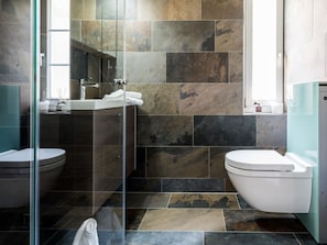 Miroir, Luminaire Plomberie, Salle De Bains, Évier, Design Intérieur, Robinet, Bâtiment, Toilette, Sol, Bois