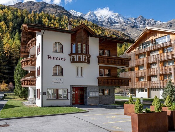Plante, Bâtiment, Propriété, Fenêtre, Ciel, Nuage, Montagne, Arbre, Design Urbain, Zone Résidentielle