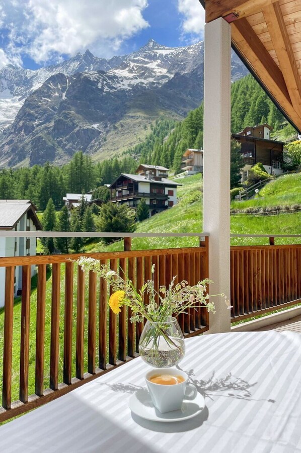 Ciel, Nuage, Table, Plante, Propriété, Vaisselle, Montagne, Pot De Fleur, Bâtiment, La Nature