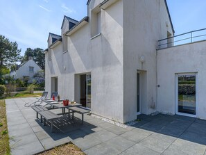 Gebäude, Wolke, Himmel, Eigentum, Pflanze, Fenster, Haus, Grundstueck, Strassenbelag, Gras