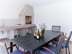 Tabelle, Möbel, Eigentum, Stuhl, Holz, Interior Design, Rechteck, Blume, Pflanze