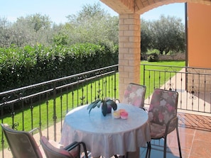 Plante, Table, Meubles, Propriété, Bùtiment, Ciel, Chaise, Pot De Fleur, Porche, Design Intérieur