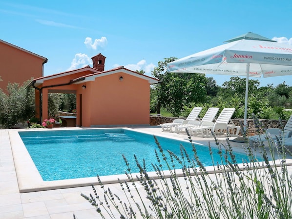 L'Eau, Ciel, Plante, Propriété, Piscine, Bleu Azur, Ombre, Mobilier De Jardin, Nuage, Loisir