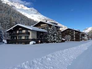 Schnee, Himmel, Wolke, Berg, Haus, Baum, Steigung, Gebäude, Hütte, Eiskappe