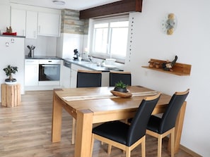 Tabelle, Möbel, Eigentum, Cabinetry, Holz, Countertop, Haushaltsgerät, Gebäude, Stuhl, Fussboden