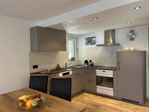 Möbel, Küche, Countertop, Interior Design, Flooring, Cabinetry, Holz, Küchengerät, Major Appliance, Fussboden