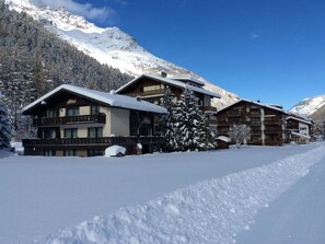 Schnee, Himmel, Wolke, Berg, Haus, Baum, Steigung, Gebäude, Hütte, Eiskappe