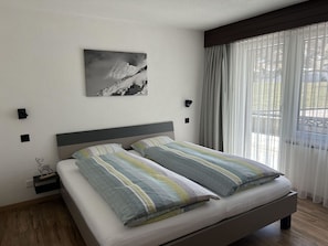 Möbel, Interior Design, Schlafzimmer, Bett, Fussboden, Flooring, Zimmer, Decke, Bettrahmen, Bettdecke