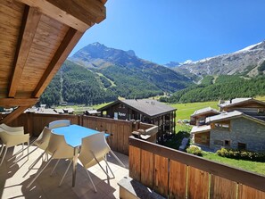 Himmel, Gebäude, Berg, Haus, Holz, Hütte, Pflanze, Schatten, Baum, Freizeit