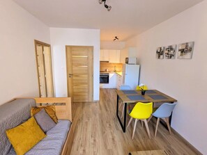 Table, Meubles, Propriété, Bâtiment, Chaise, Vaisselle, Bois, Design Intérieur, Porche, Table Cuisine Et Salle A Manger