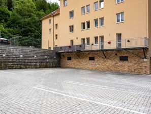 Fenêtre, Bâtiment, Surface De La Route, Arbre, Asphalte, Design Urbain, Brique, Bois, Sol, Quartier
