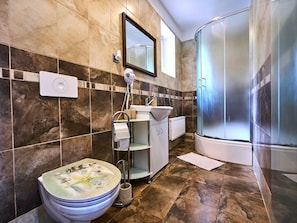 Sol, Design Intérieur, Sol, Luminaire Plomberie, Plafond, Éclairage, Pièce, Plomberie, Meubles, Salle De Bains