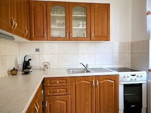 Cabinetry, Cuisine, Comptoir, Bois, Appareil De Cuisine, Sol, Principaux Appliance, Meubles, Design Intérieur, Evier