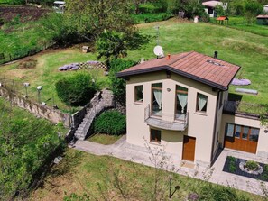 Plant, Property, Building, Natural Landscape, Tree, Land Lot, House, Cottage, Landscape, Residential Area