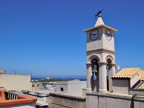Himmel, Gebäude, Azurblau, Turm, Uhr, Fenster, Stadt, Dach, Fassade