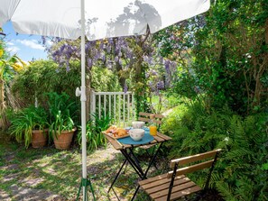 Tabelle, Pflanze, Gebäude, Himmel, Wolke, Holz, Veranda, Schatten, Interior Design, Stuhl