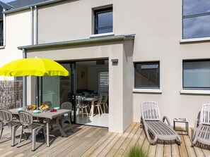 Table, Plante, Bâtiment, Ciel, Nuage, Bois, Porche, Ombre, Design Intérieur, Chaise