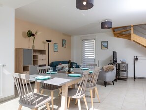Table, Plante, Bâtiment, Ciel, Nuage, Bois, Porche, Ombre, Design Intérieur, Chaise