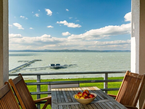 Tabelle, Pflanze, Gebäude, Himmel, Wolke, Holz, Veranda, Schatten, Interior Design, Stuhl