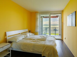 Tabelle, Pflanze, Gebäude, Himmel, Wolke, Holz, Veranda, Schatten, Interior Design, Stuhl