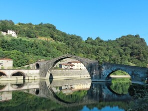 Wasser, Pflanze, Wasservorräte, Himmel, Natürliche Landschaft, Baum, See, Wasserlauf, Bank, Bogenbrücke