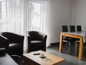 Table, Meubles, Propriété, Bâtiment, Bois, Canapé, Confort, Design Intérieur, Sol, Salon