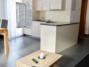 Table, Meubles, Cabinetry, Bois, Design Intérieur, Bureau D'Ordinateur, Sol, Sol, Bâtiment, Matériel De La Propriété