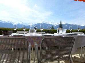 Ciel, Bâtiment, Table, Fenêtre, Mobilier De Jardin, Design Urbain, Bois, Ombre, Condominium, Maison