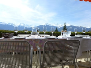 Ciel, Bâtiment, Table, Fenêtre, Mobilier De Jardin, Design Urbain, Bois, Ombre, Condominium, Maison
