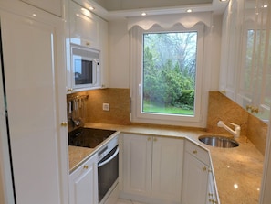 Cabinetry, Comptoir, Evier, Propriété, Évier, Fenêtre, Bâtiment, Robinet, Bois, Cuisine