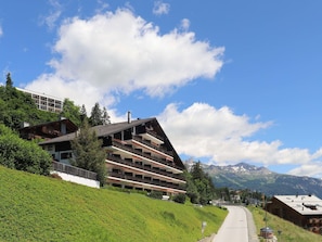 Nuage, Ciel, Plante, Bâtiment, Jour, Propriété, Montagne, Vert, Paysage Naturel, Arbre