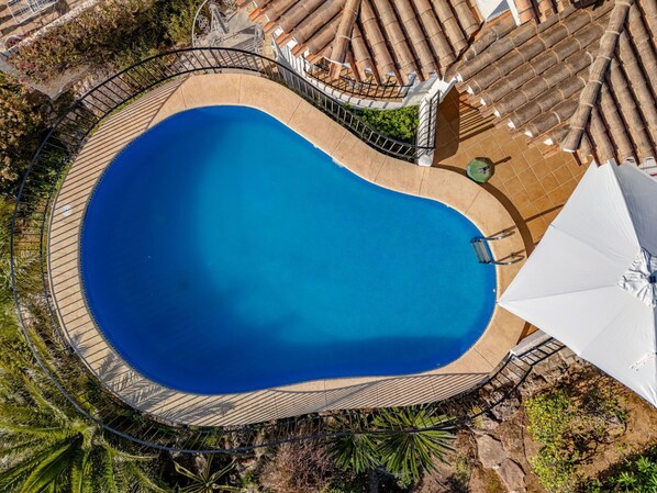 Schwimmbad, Blau, Wasser, Gartenmöbel, Resort, Verbundwerkstoff, Eco Hotel, Freizeit, Regenschirm, Schatten