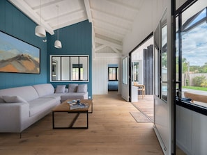 Ciel, BĂątiment, Table, FenĂȘtre, Mobilier De Jardin, Design Urbain, Bois, Ombre, Condominium, Maison