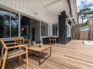 Ciel, Bâtiment, Table, Fenêtre, Mobilier De Jardin, Design Urbain, Bois, Ombre, Condominium, Maison