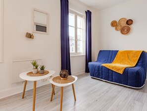 Table, Propriété, Meubles, Ciel, Plante, Bâtiment, Chaise, Bleu Azur, Nuage, Ombre