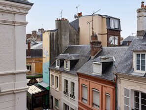 Table, Propriété, Meubles, Ciel, Plante, Bâtiment, Chaise, Bleu Azur, Nuage, Ombre