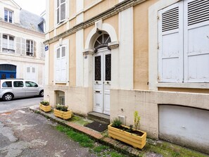 Table, Propriété, Meubles, Ciel, Plante, Bâtiment, Chaise, Bleu Azur, Nuage, Ombre