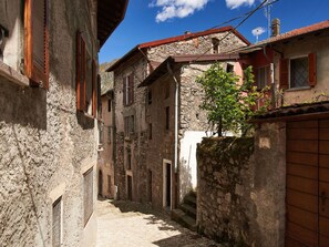 Table, Propriété, Meubles, Ciel, Plante, Bâtiment, Chaise, Bleu Azur, Nuage, Ombre