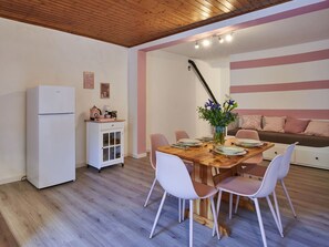 Table, Propriété, Meubles, Ciel, Plante, Bâtiment, Chaise, Bleu Azur, Nuage, Ombre