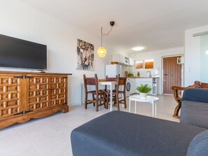 L'Eau, Plante, Ciel, Propriété, Nuage, Piscine, Bleu Azur, Arbre, Mobilier De Jardin, Ombre