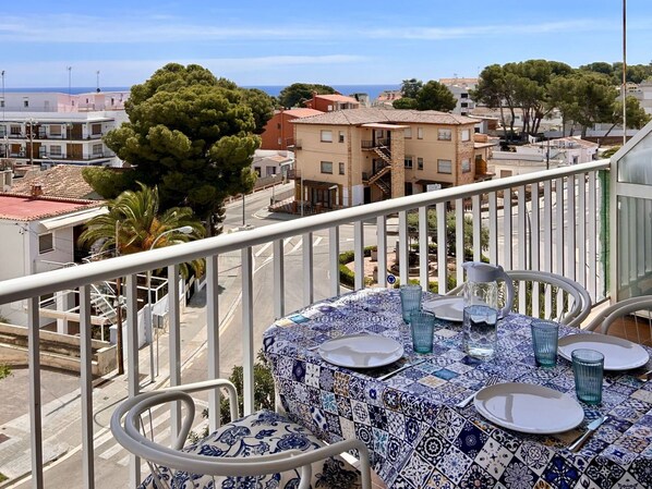 Ciel, Bâtiment, Meubles, Nuage, Vaisselle, Fenêtre, Table, Chaise, Vaisselle, Arbre