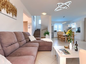 L'Eau, Plante, Ciel, Propriété, Nuage, Piscine, Bleu Azur, Arbre, Mobilier De Jardin, Ombre