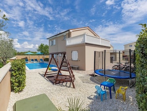 L'Eau, Plante, Ciel, Propriété, Nuage, Piscine, Bleu Azur, Arbre, Mobilier De Jardin, Ombre