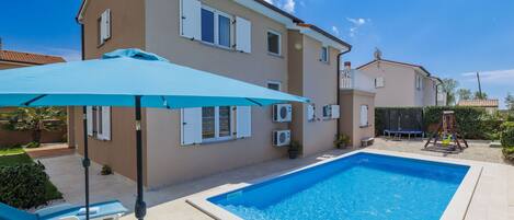 L'Eau, Plante, Ciel, Propriété, Nuage, Piscine, Bleu Azur, Arbre, Mobilier De Jardin, Ombre