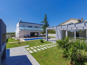 L'Eau, Plante, Ciel, Propriété, Nuage, Piscine, Bleu Azur, Arbre, Mobilier De Jardin, Ombre