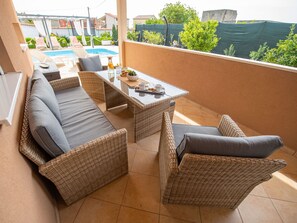 Möbel, Stuhl, Pflanze, Gartenmöbel, Komfort, Holz, Tabelle, Flooring, Wohnzimmer, Fussboden