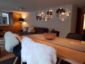 Möbel, Komfort, Beleuchtung, Textil, Holz, Interior Design, Bilderrahmen, Fussboden, Gebäude, Lampe