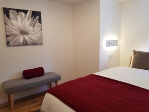 Möbel, Eigentum, Komfort, Holz, Textil, Interior Design, Lampe, Fussboden, Schatten, Gebäude